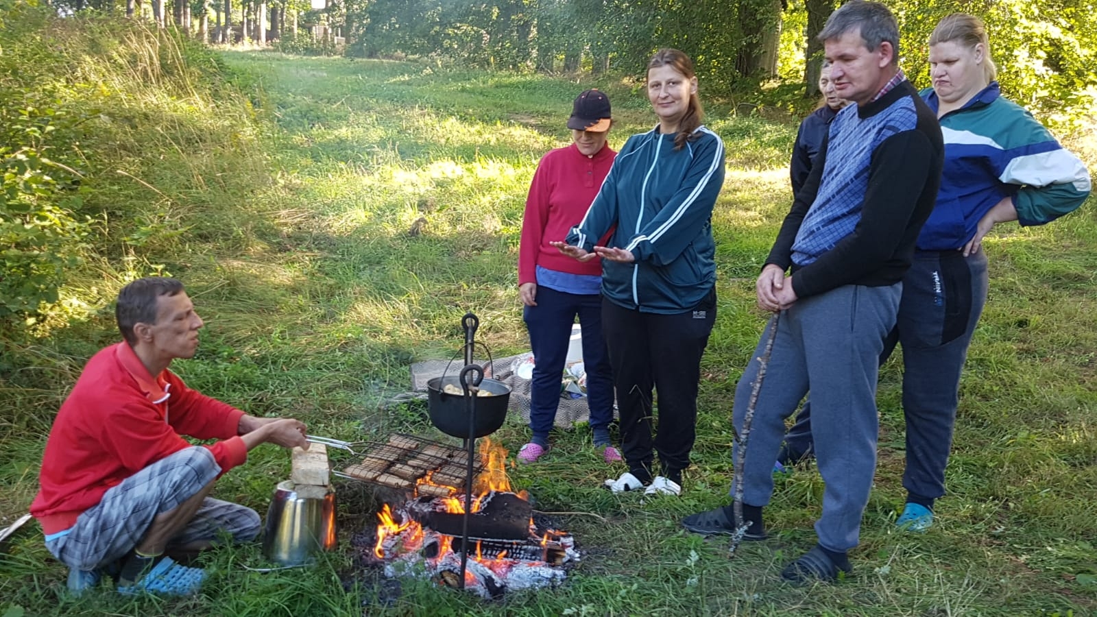 Desiņu cepšana pie ugunskura