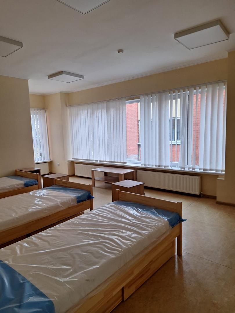 Istaba ar gultām un lielu logu