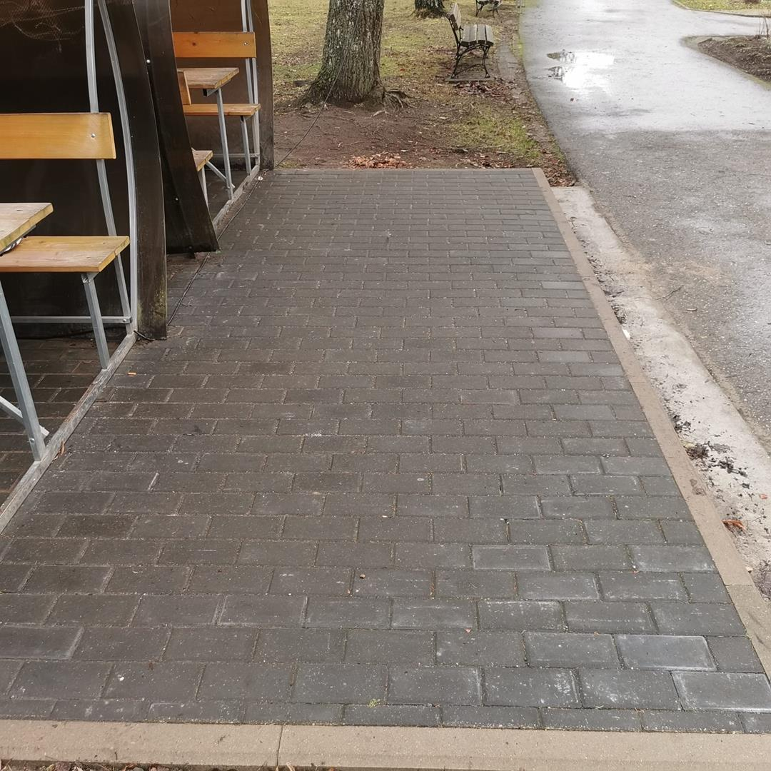 Bruģēts laukums
