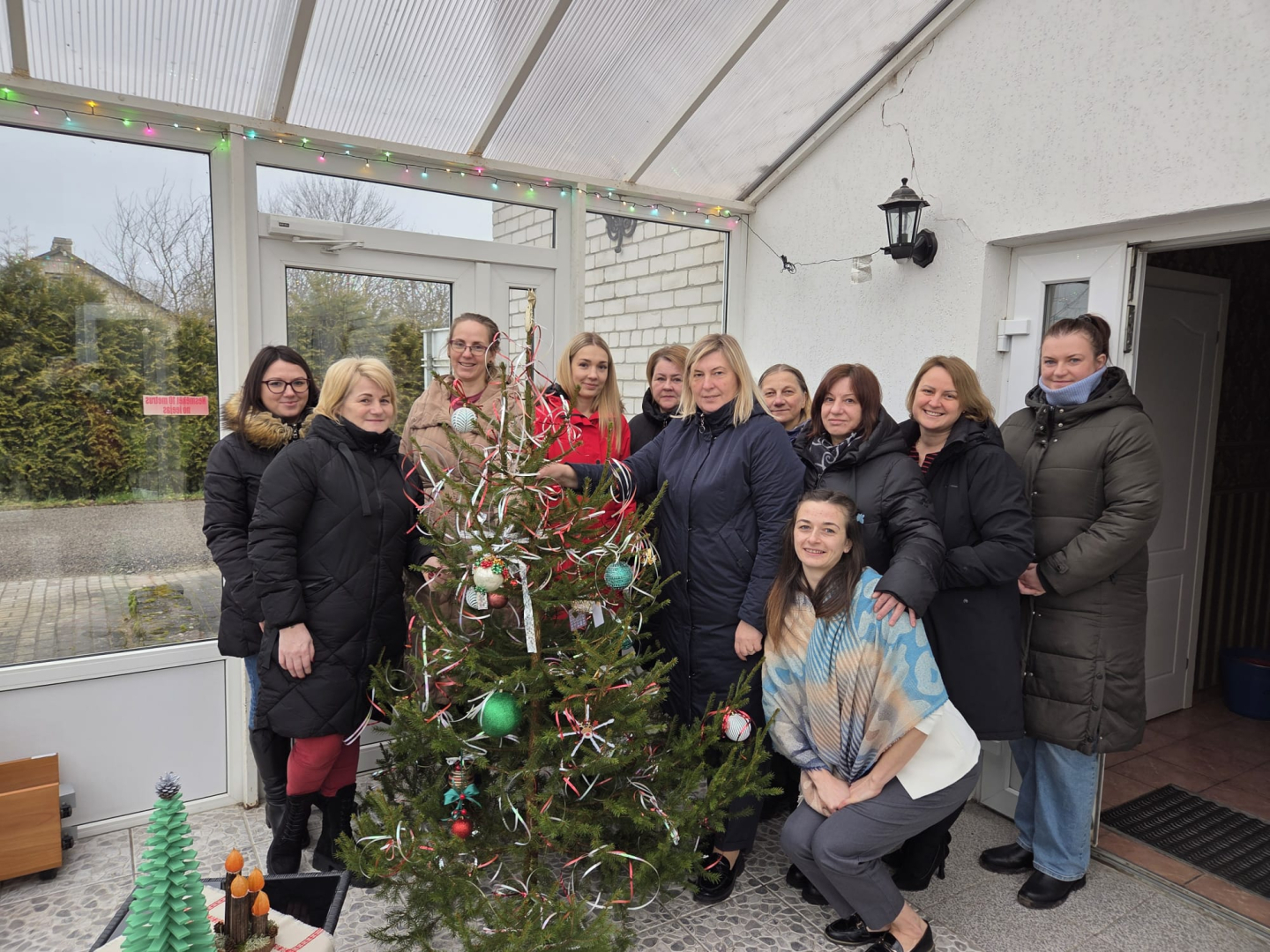 Darbinieki rotā ziemassvētku eglīti