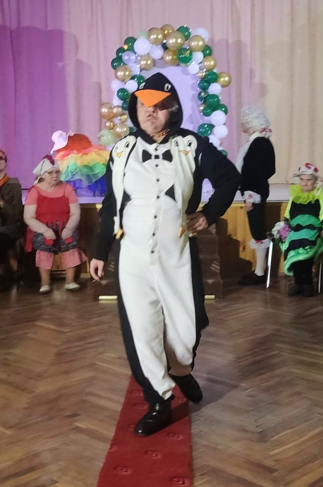 Karnevāla dalībnieki masku tērpos
