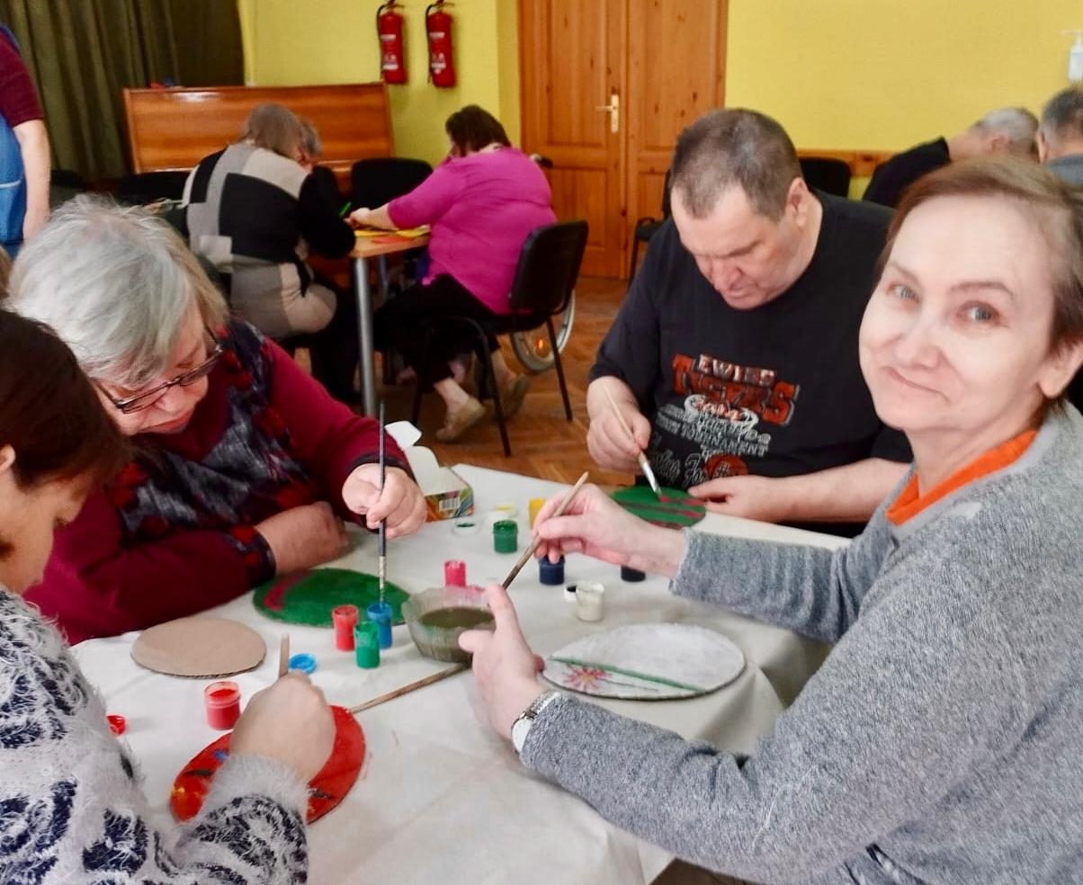 Klienti ar lieldienu dekorācijām