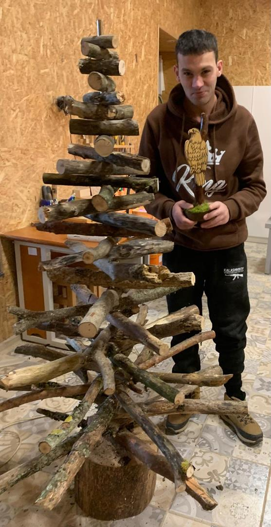 Vīrietis pie koku zaru egles