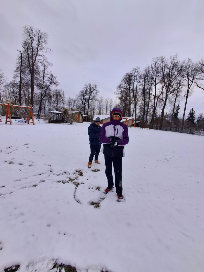 Cilvēki laukā pikojas
