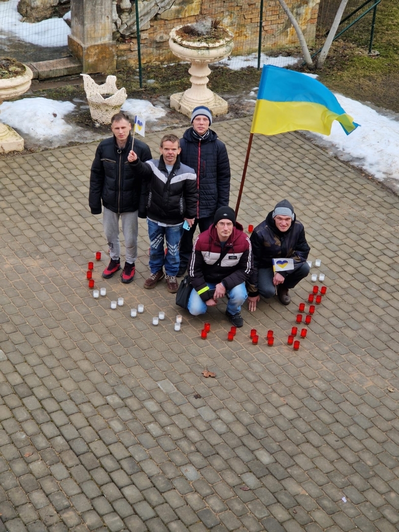 Stāv cilvēku grupa, Ukrainas karogs