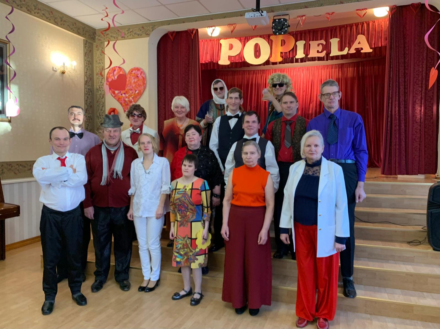 Popielas mākslinieki uz skatuves