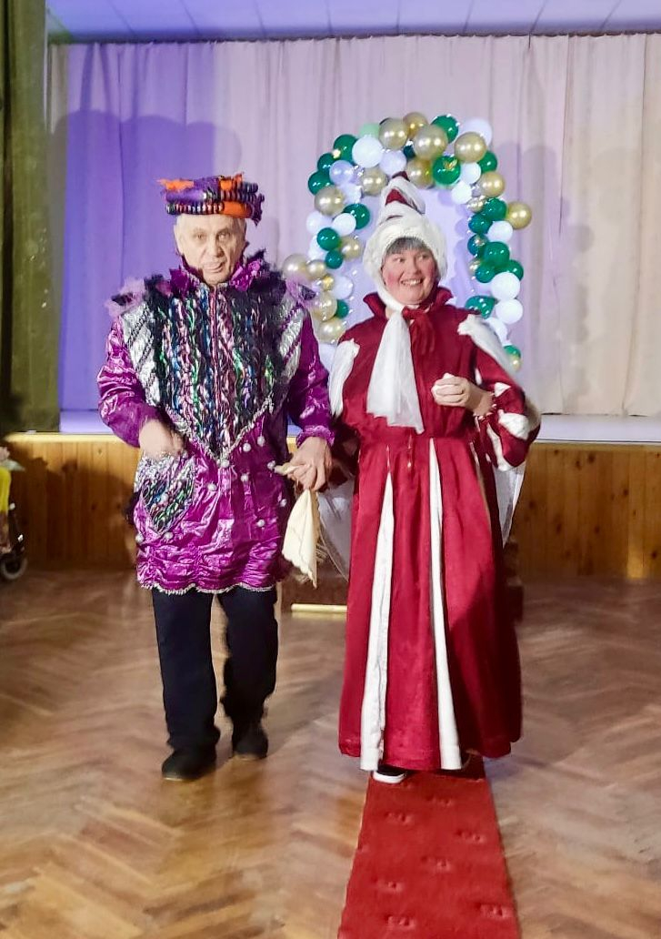 Karnevāla dalībnieki masku tērpos