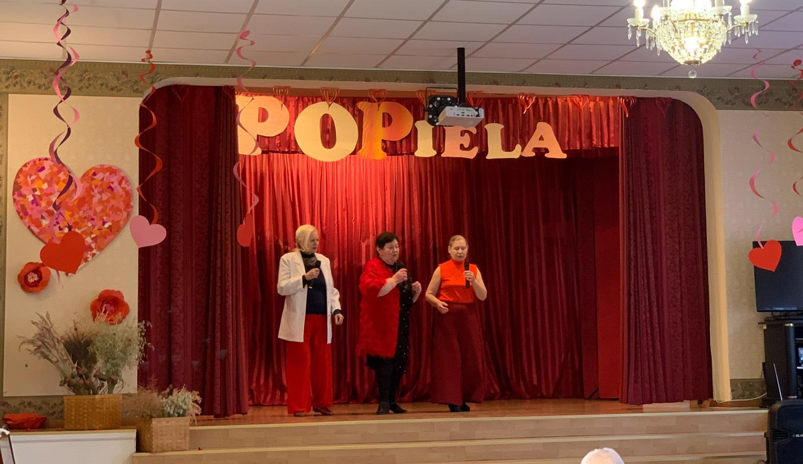 Popielas mākslinieki uz skatuves
