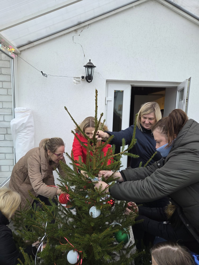 Darbinieki rotā ziemassvētku eglīti