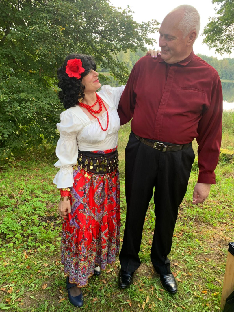 pozē sieviete un vīrietis