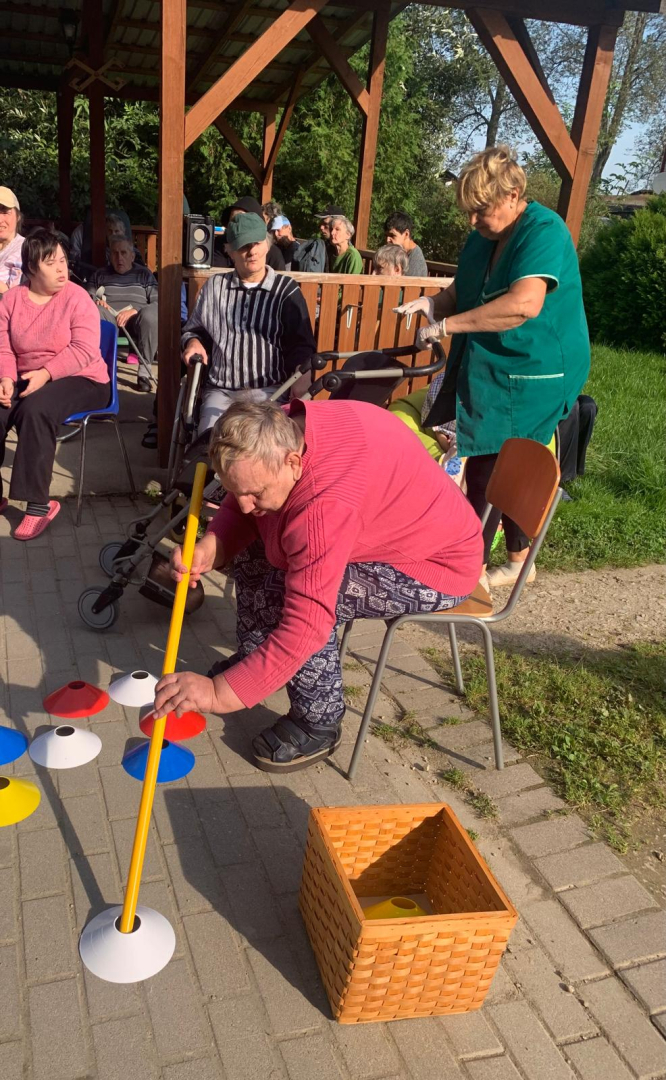 Iemītnieki veic jautrus uzdevumus
