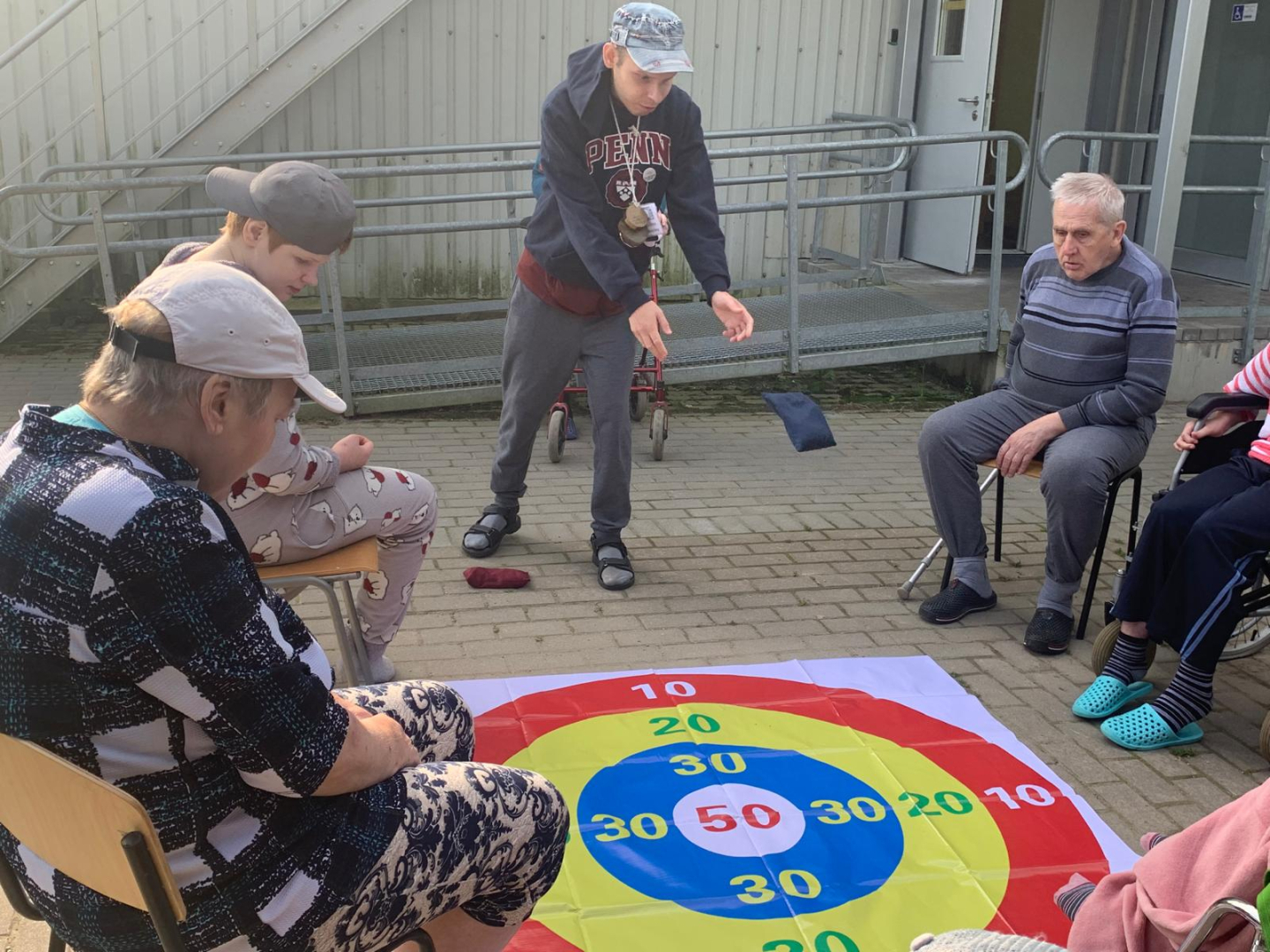 Iemītnieki veic jautrus uzdevumus