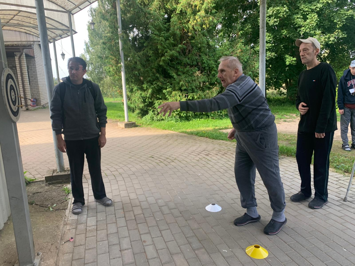 Iemītnieki veic jautrus uzdevumus