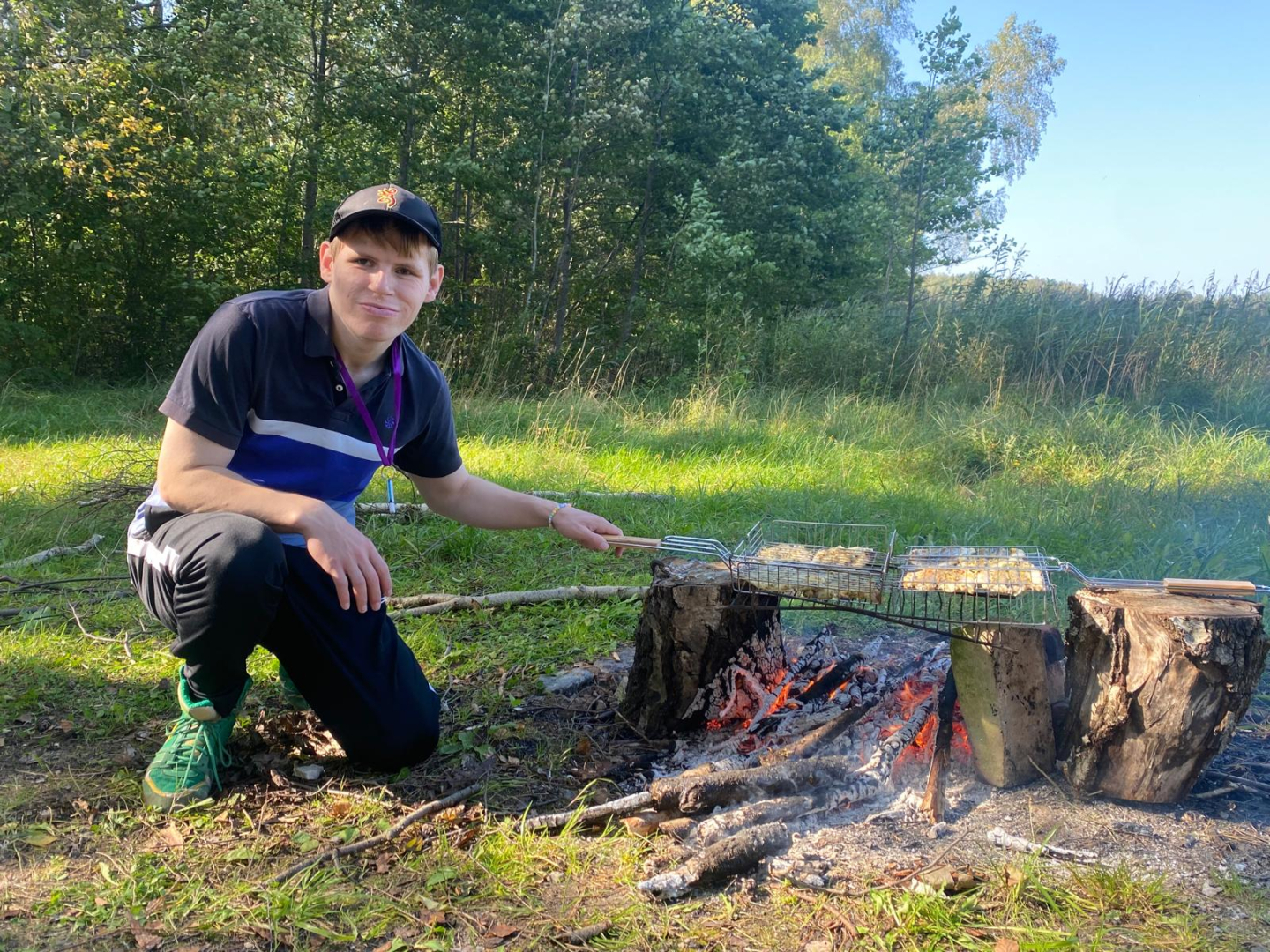 Vīrietis kurina ugunskuru