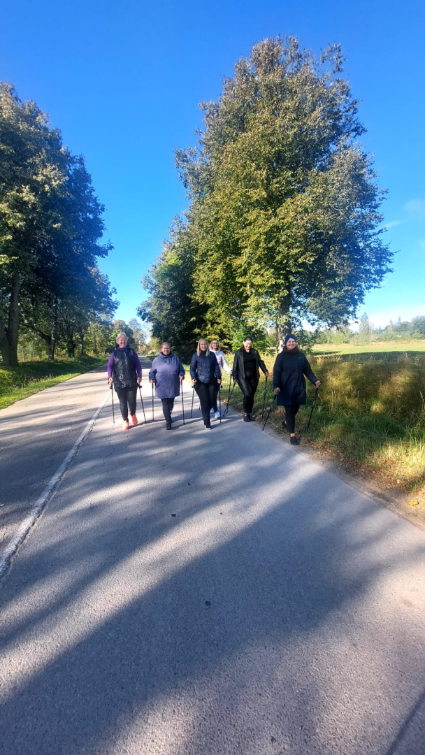 Cilvēku grupa pastaigā