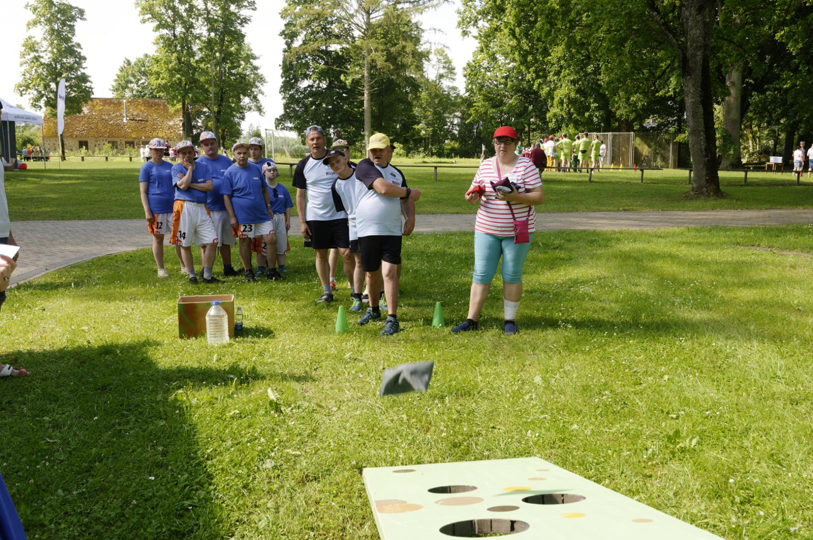 Dalībnieku komanda stafetes uzdevumos