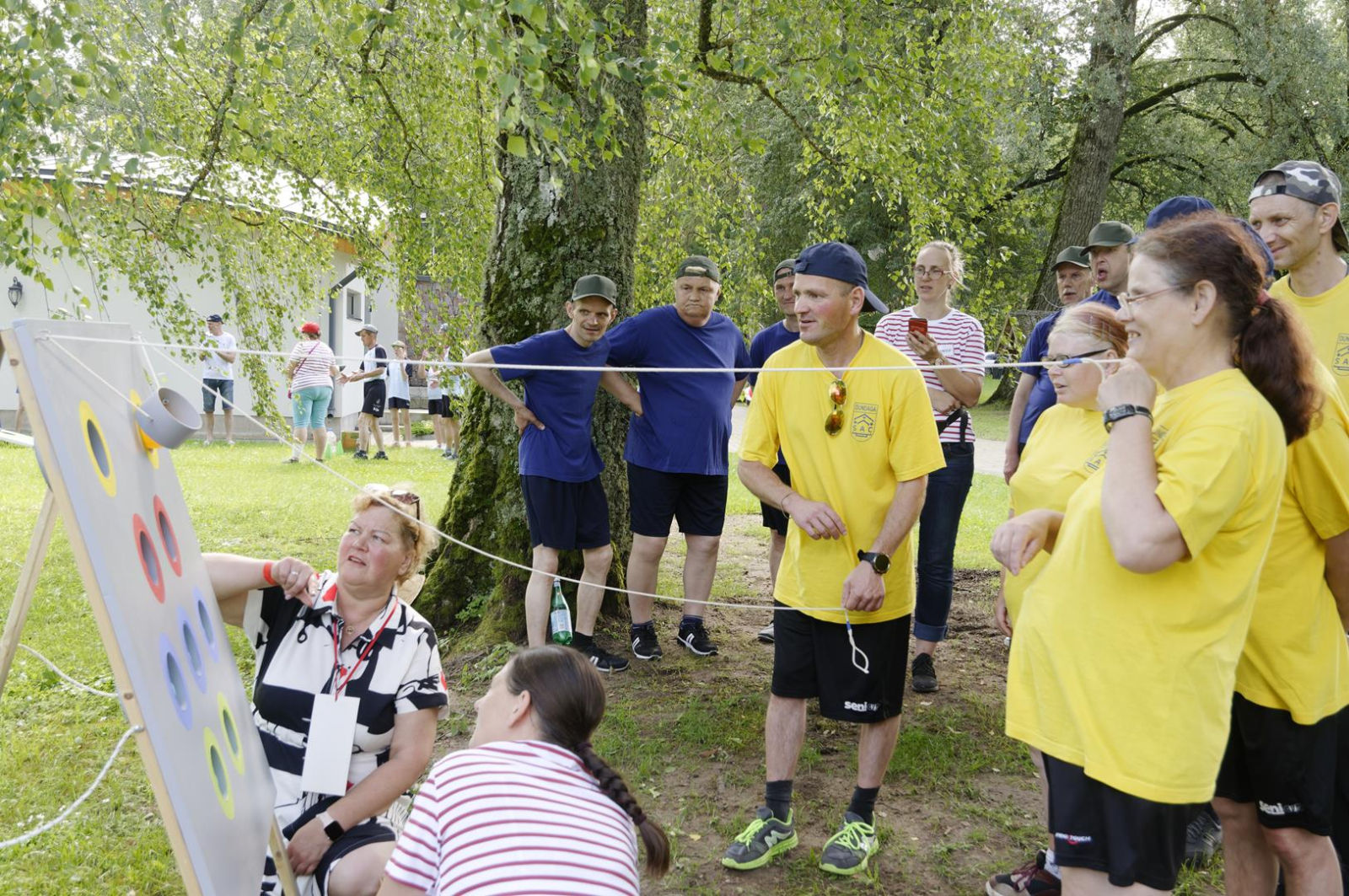 Dalībnieku komanda stafetes uzdevumos