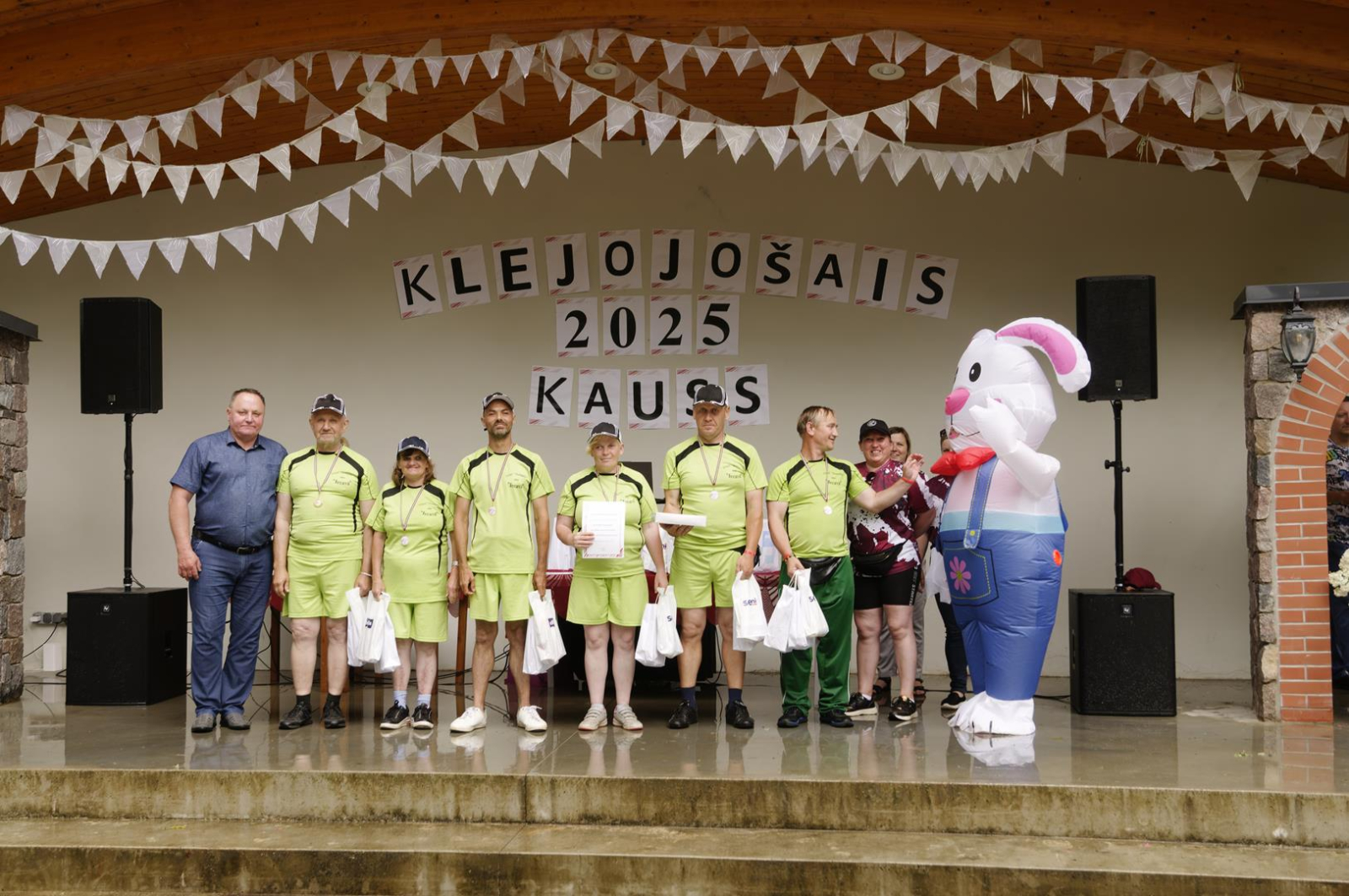 Sportistu komanta uz skatuves