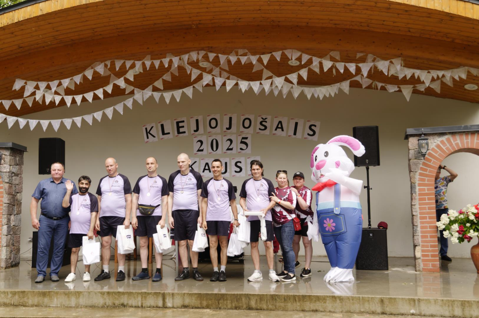 Sportistu komanta uz skatuves