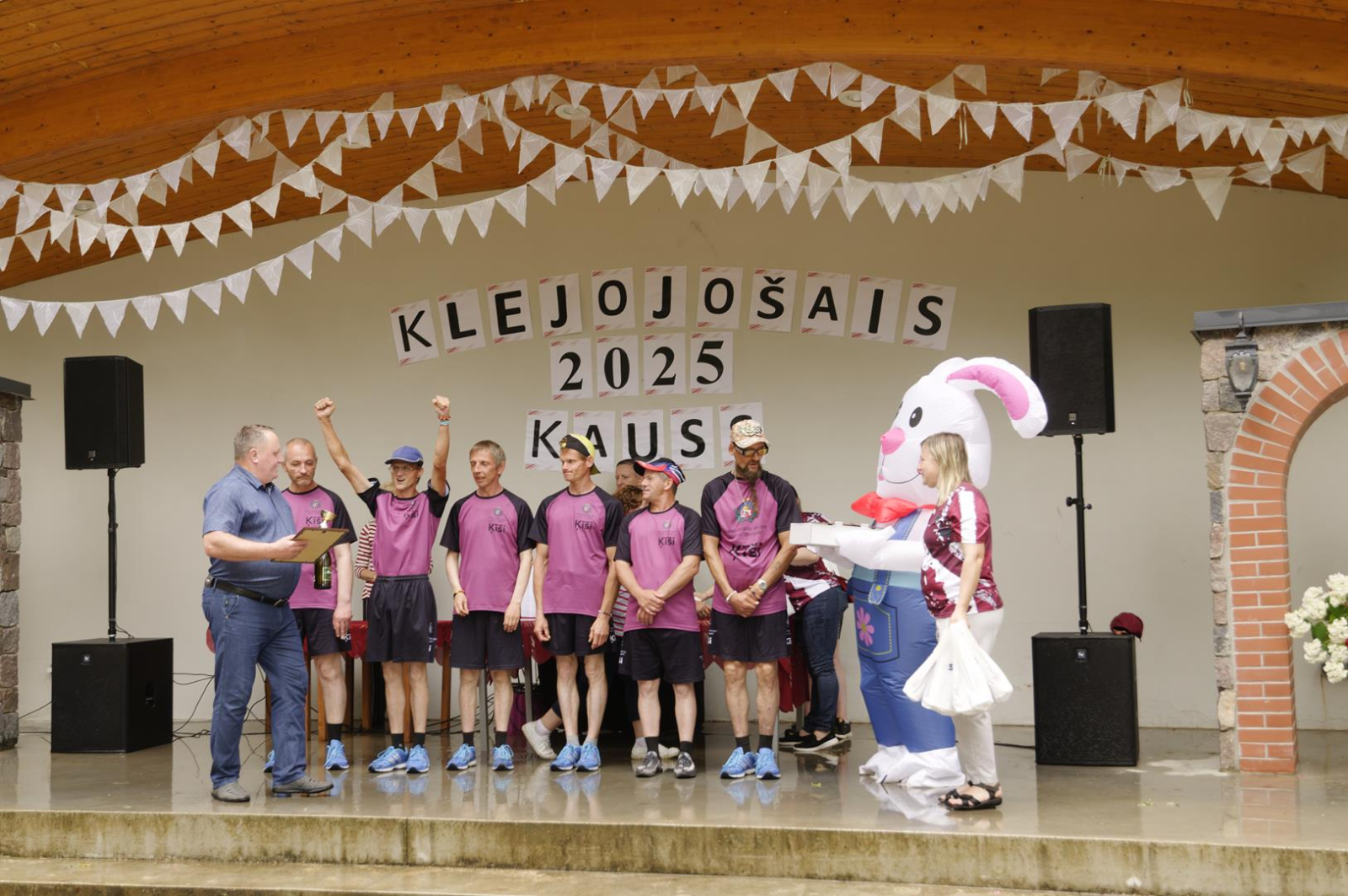 Sportistu komanta uz skatuves