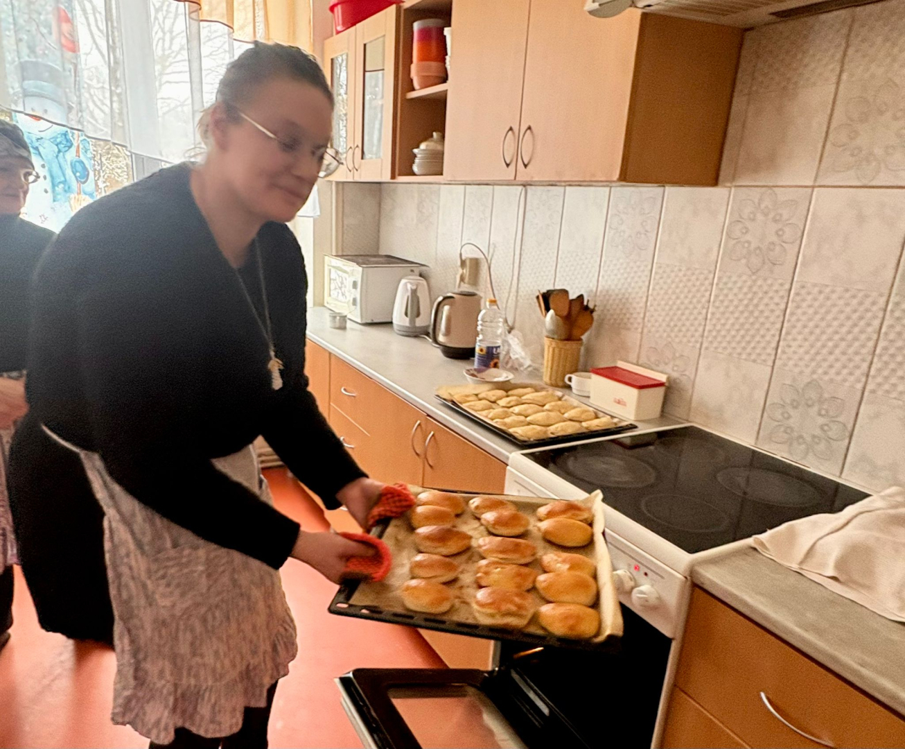 Sieviete ar pīrāgu pannu