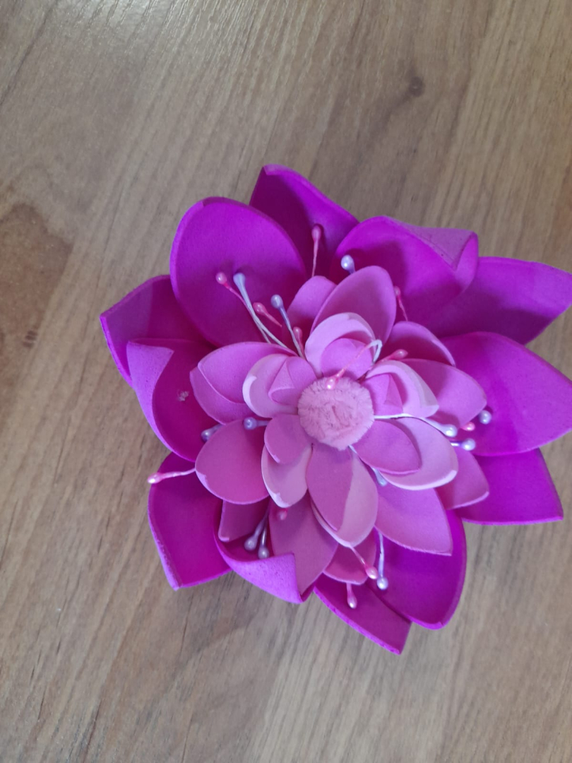 Pašdarināti lillā ziedi