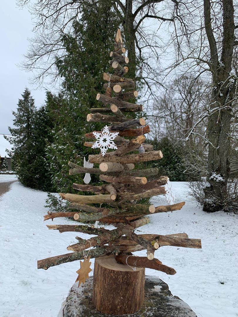 Improvizētā egle no koku zariem