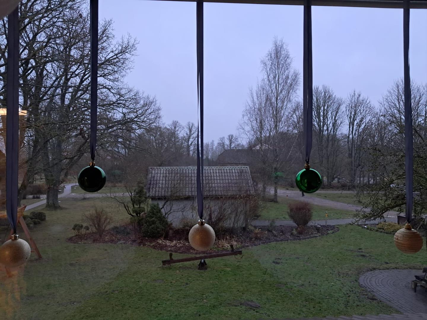 Svētku rotājumi logā