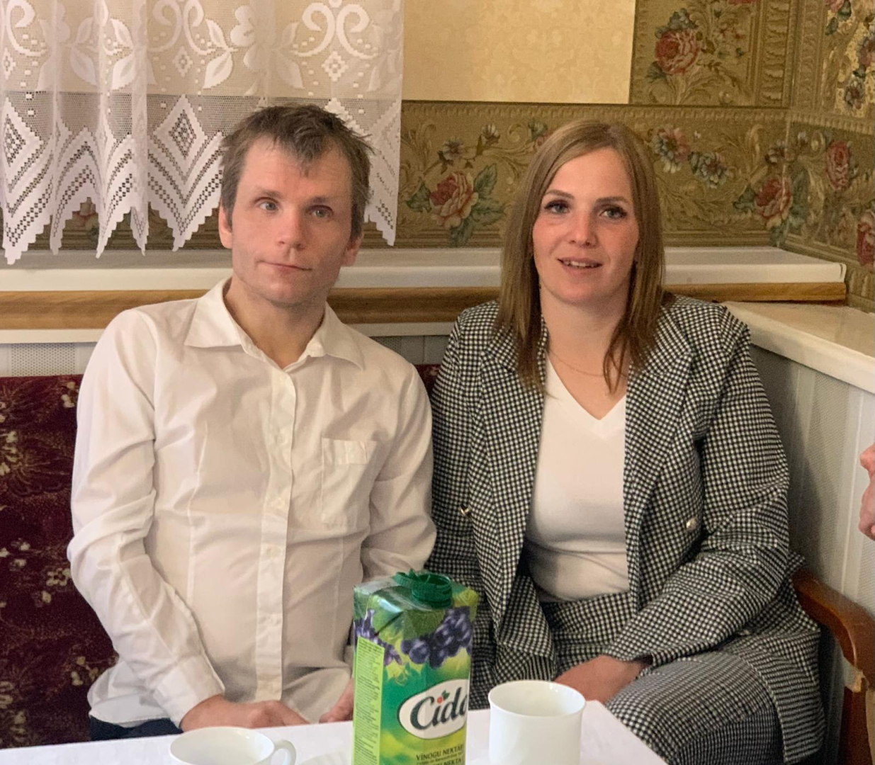 Sieviete un vīrietis pie svētku galda