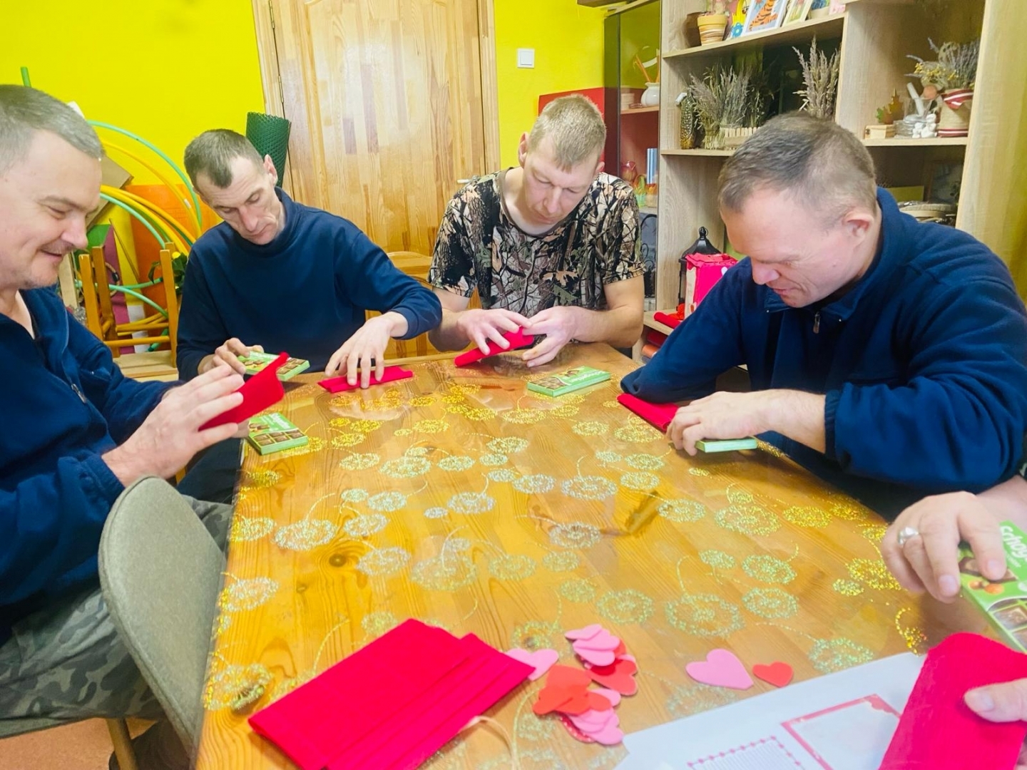 Cilvēki veido rokdarbus Valentīndienas noskaņās