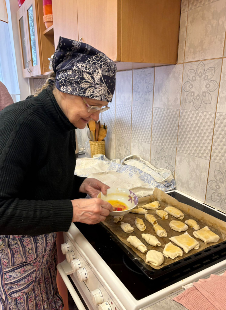 Sieviete pie pīrāgu pannas