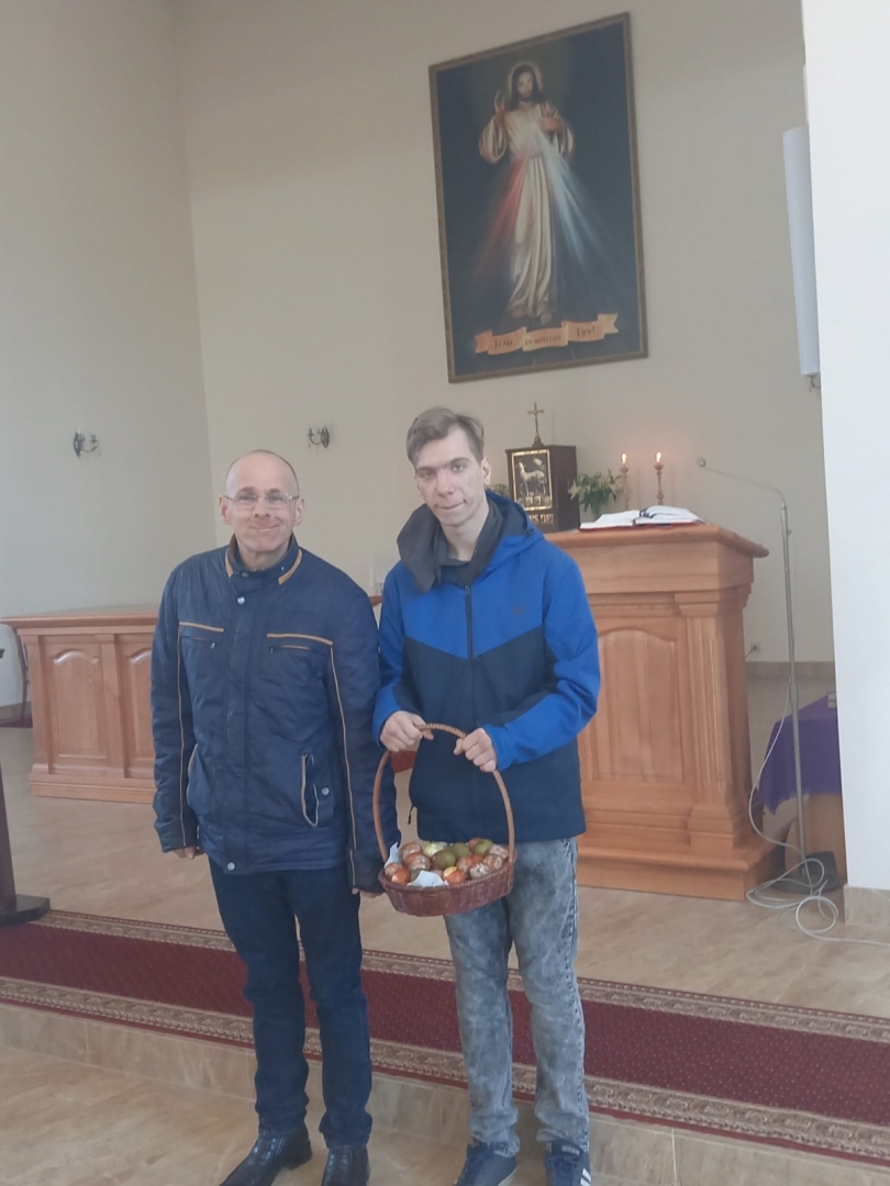 Divi kungi baznīcā ar olu grozu