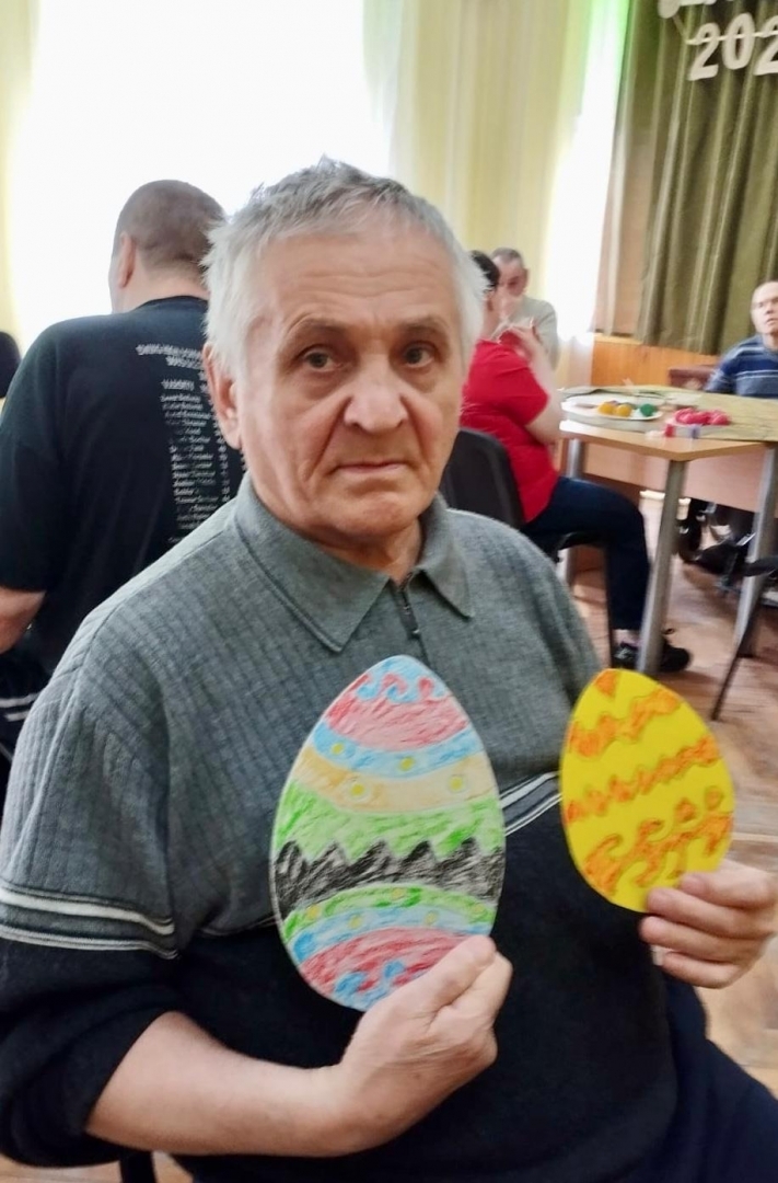 Klienti ar lieldienu dekorācijām