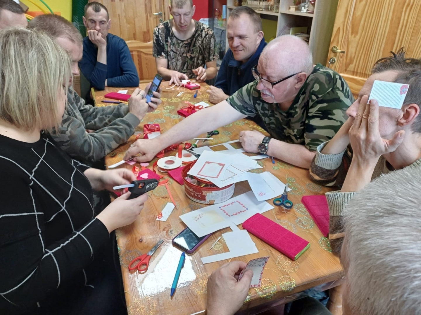 Cilvēki veido rokdarbus Valentīndienas noskaņās