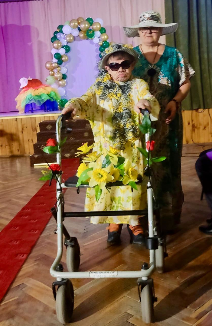 Karnevāla dalībnieki masku tērpos