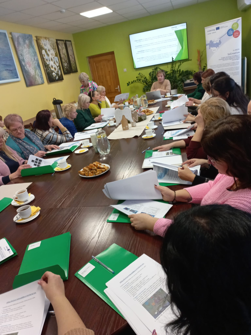 Sapulces dalībnieki sēž pie galda