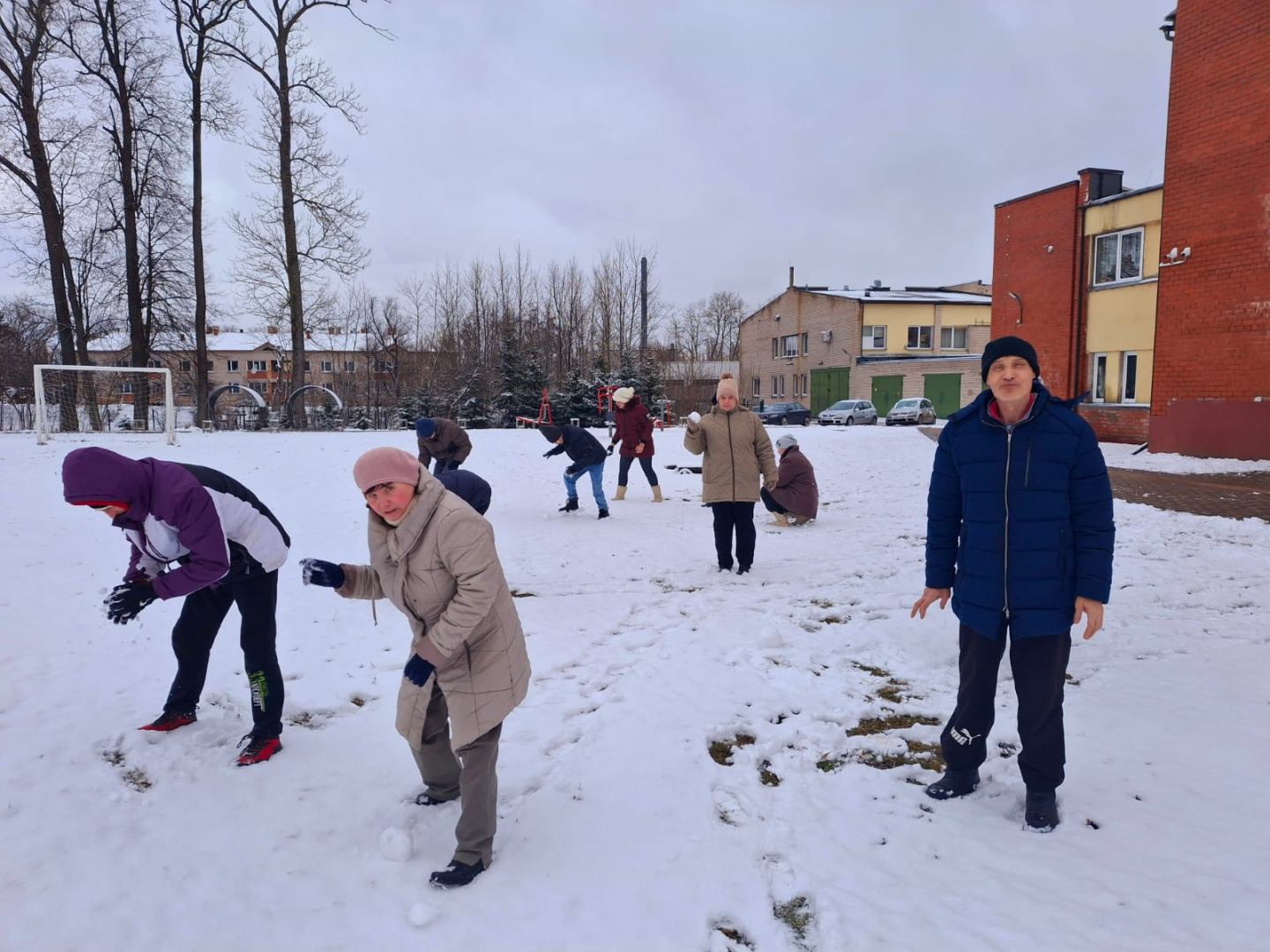 Cilvēki laukā pikojas