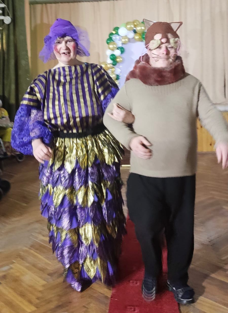 Karnevāla dalībnieki masku tērpos