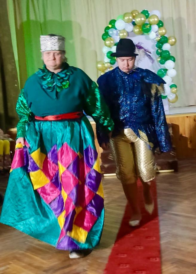 Karnevāla dalībnieki masku tērpos