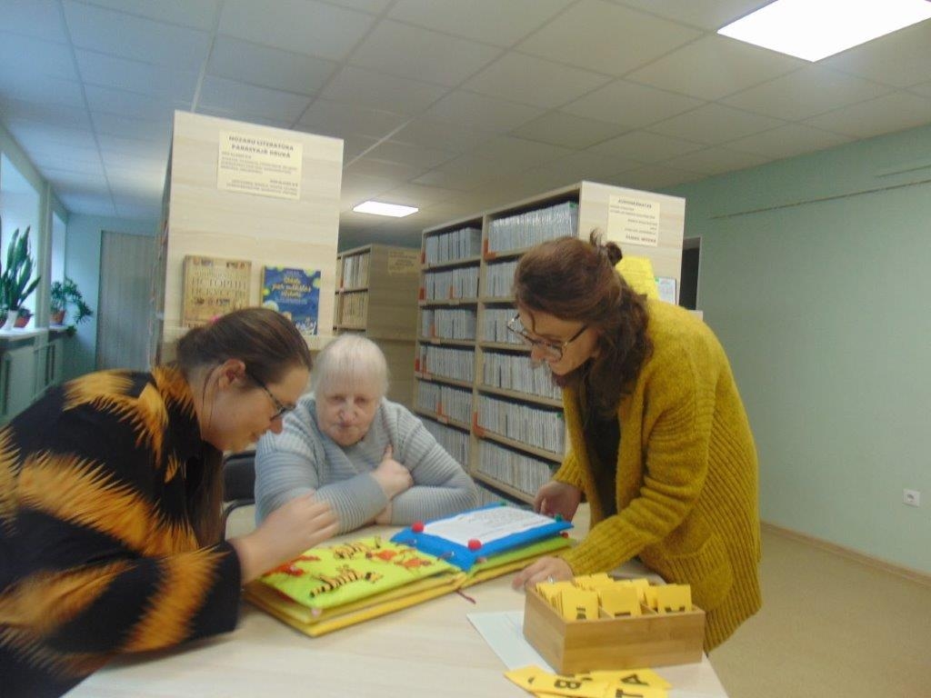 Klienti apmeklē bibliotēku