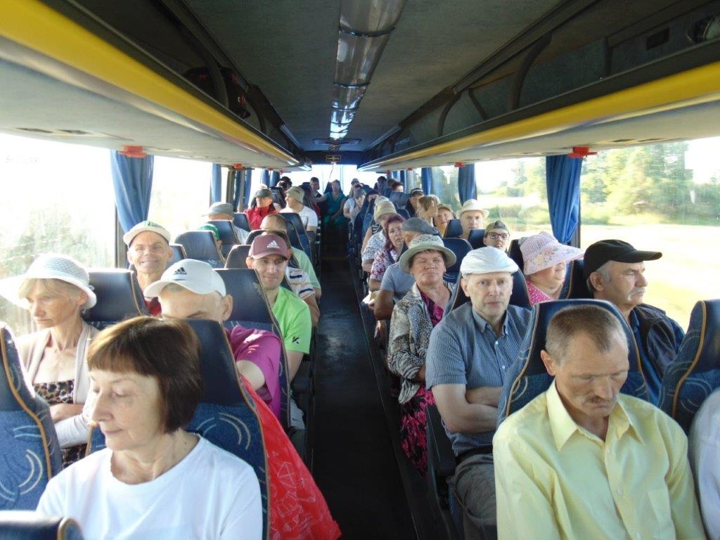 Cilvēki sēž autobusā