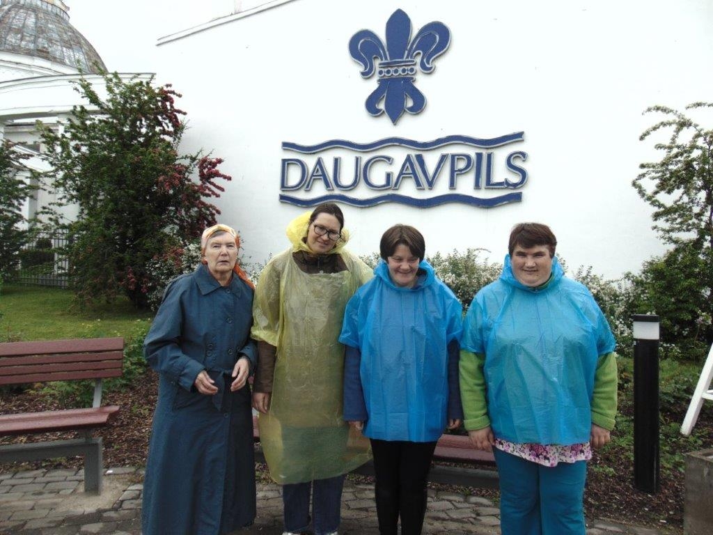 Cilvēki pie uzraksta "Daugavpils"