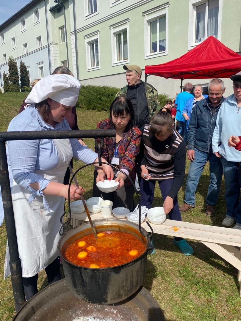 Sieviete pie katla dala zupu strādniekiem