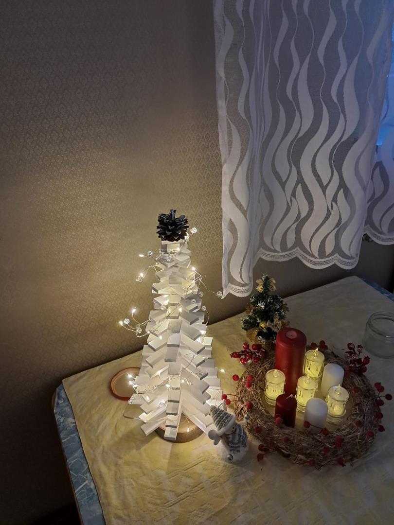 Improvizēta Ziemassvētku eglīte