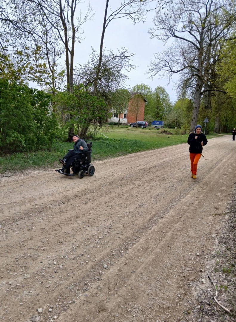 Skien sieviete, blakus- vīrietis ratiņkrēslā