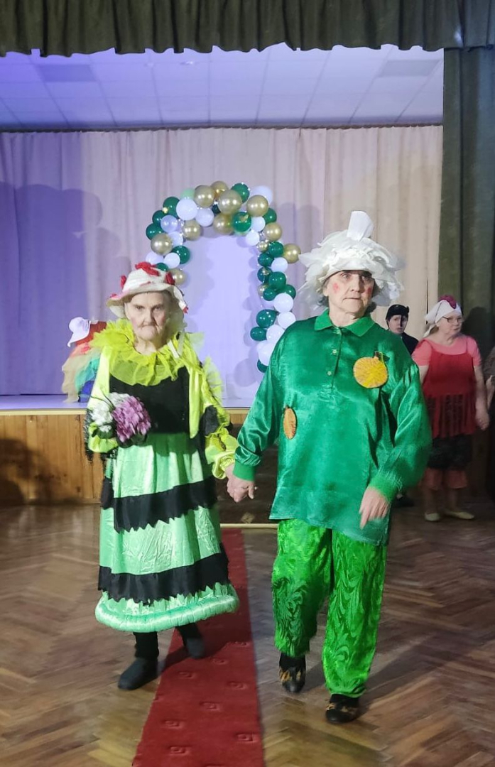 Karnevāla dalībnieki masku tērpos