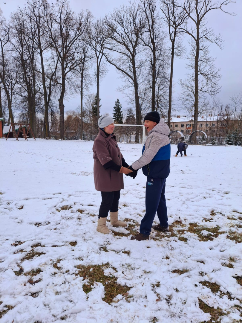 Cilvēki laukā pikojas