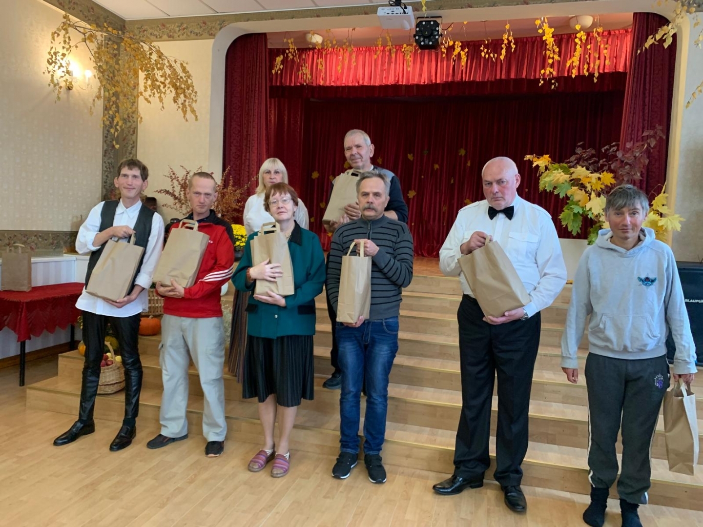 Ražas balles dalībnieki ar dāvanām