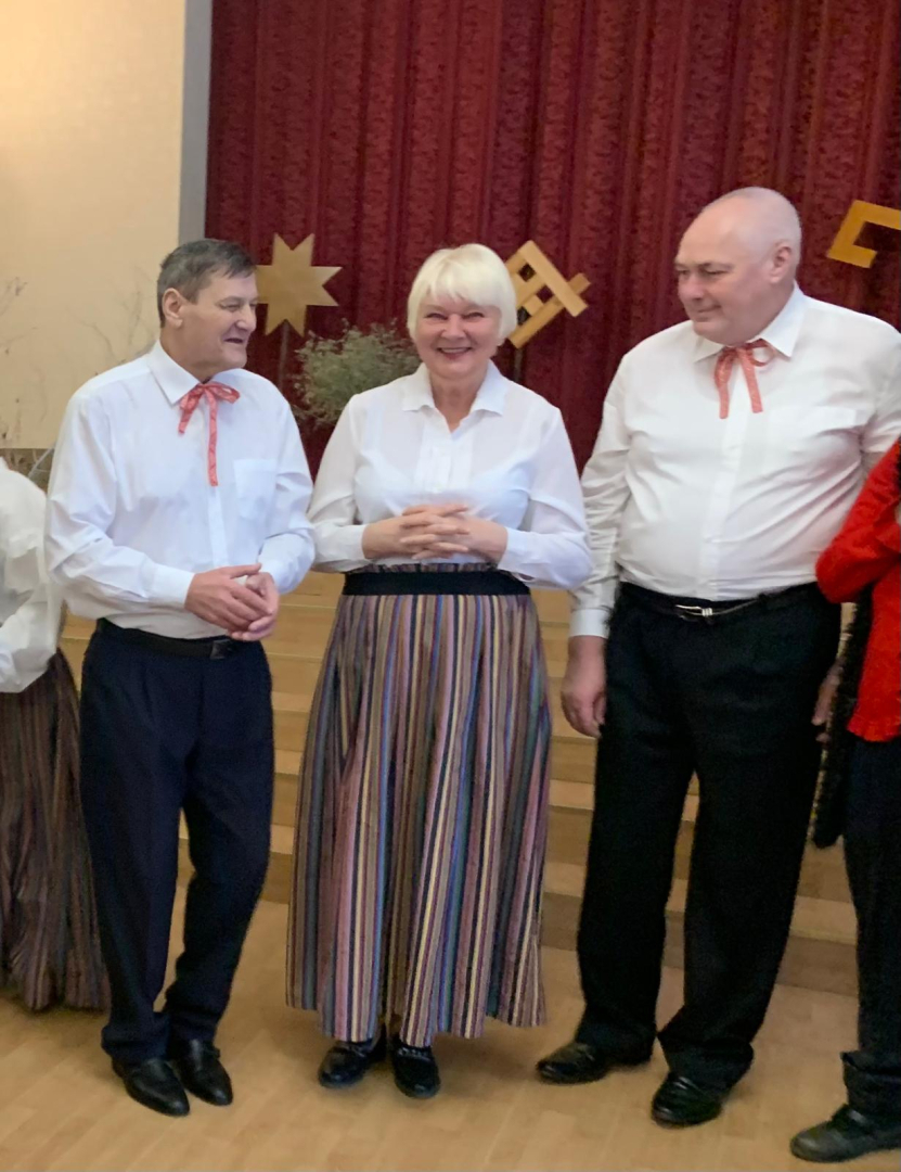 Cilvēki tautastērpos