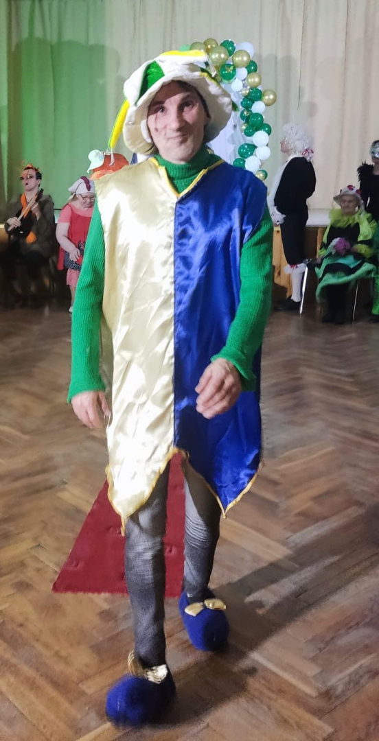 Vīrietis karnevāla masku tērpā